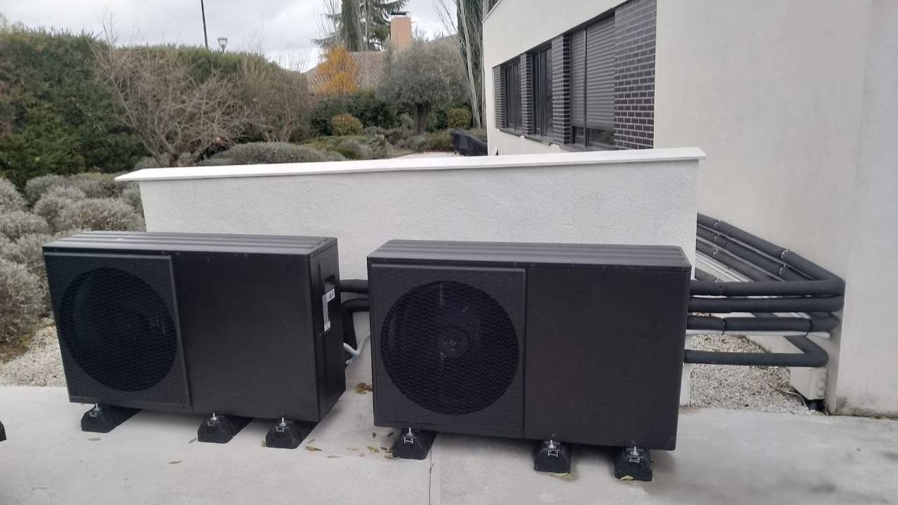 Instalador RITE de IFOCLIM trabajando en una vivienda de Madrid Sur